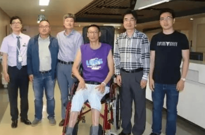 瘫痪6年男排郑亮近况:边直播边挣护工费,取名"正能亮"