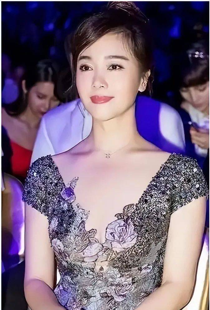 左小青太丰满了,穿小白裙都兜不住好身材,我感慨资本果然会选人