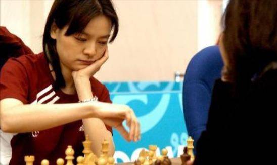 放弃中国国籍,支持一夫多妻,劝闺蜜嫁自己老公的棋后,如今怎样_诸宸