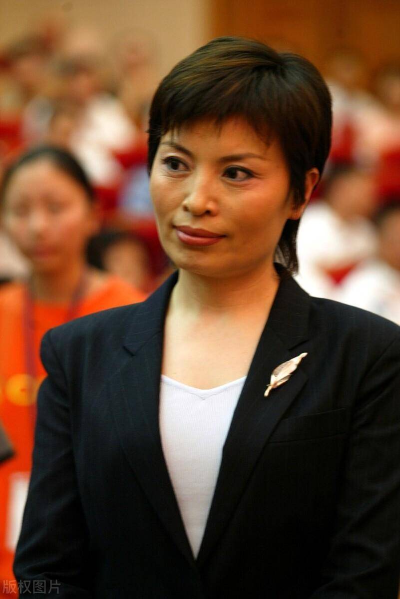 主持28年0失误,儿子坠楼仍不离岗,央视主播李瑞英后来咋样了