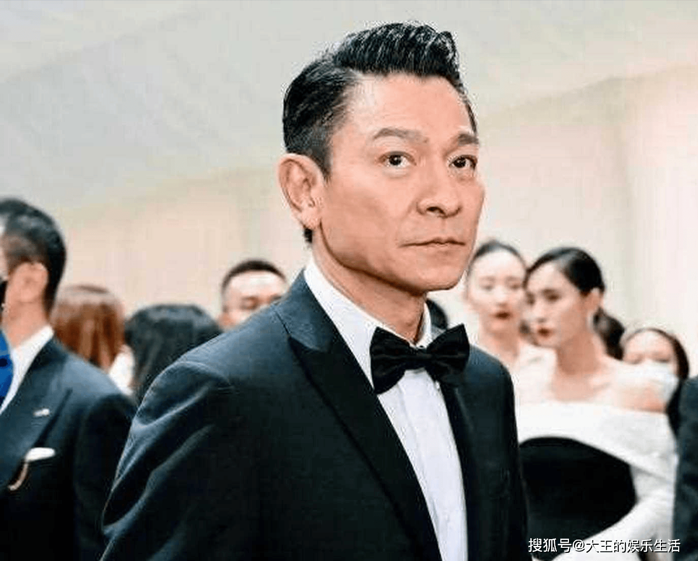这一夜,当刘德华弯腰的一刻,陈凯歌的反应,让他的形象一落千丈
