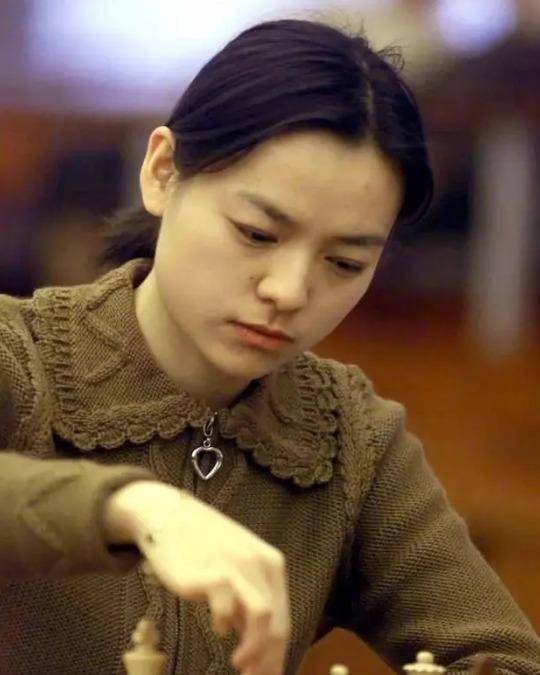 放弃中国国籍,支持一夫多妻,劝闺蜜嫁自己老公的棋后,如今怎样_诸宸