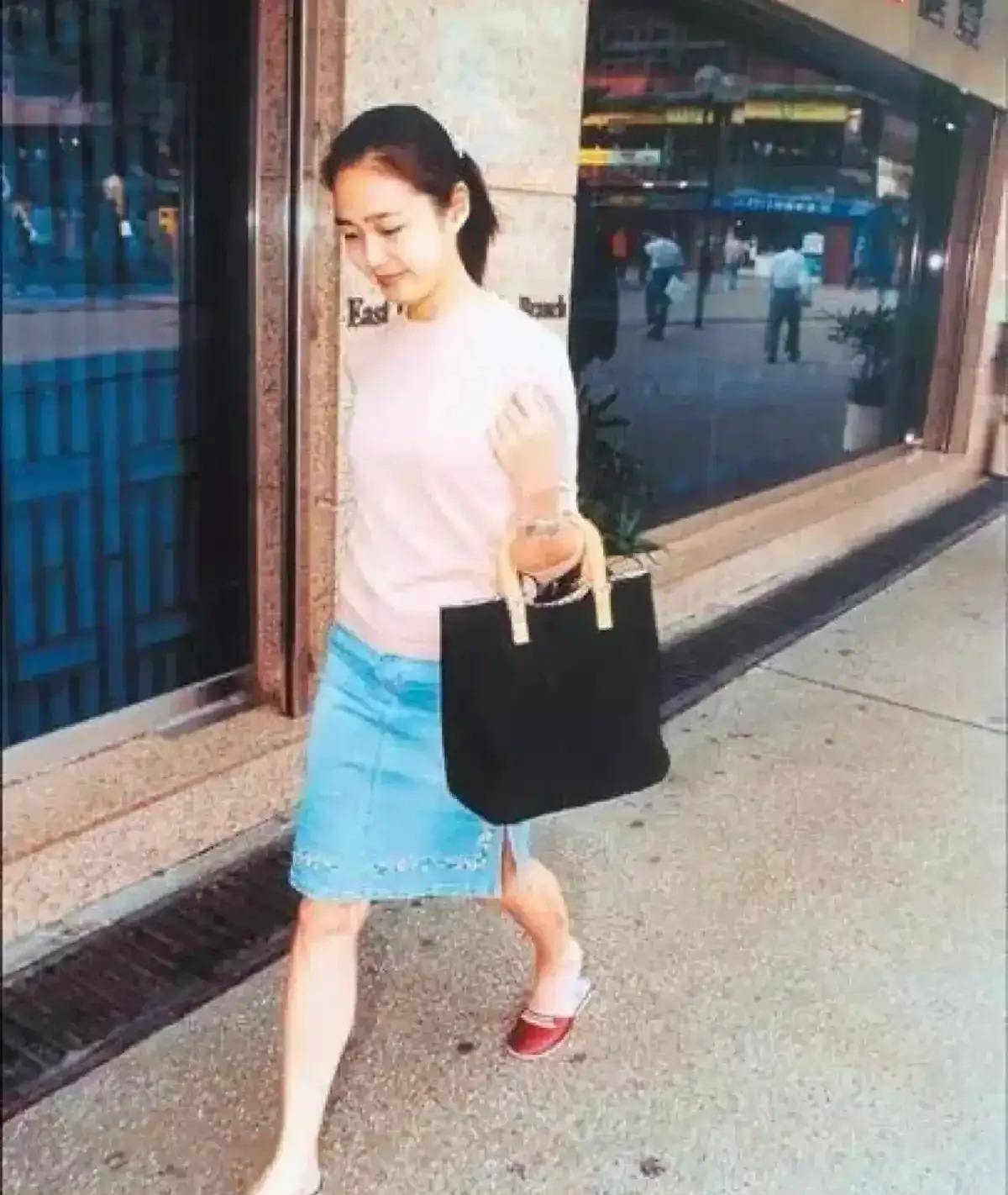 刘德华老婆朱丽倩现身,58岁臃肿显老态,夫唱妇随陪老公开演唱会