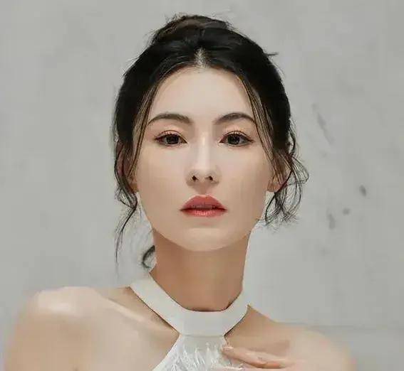 张柏芝,白色吊带长裙妆造,婀娜身材真的太好了!