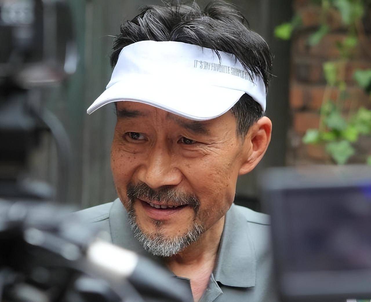 明明出生在话剧演员家庭,按理说应该是条好走的星二