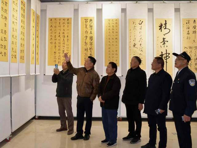 11月19日上午,庆祝中华人民共和国成立75周年书画名家交流展在开封市