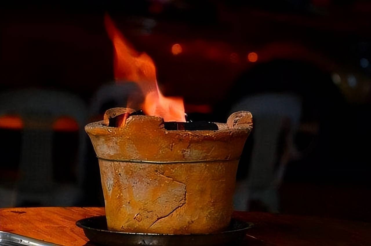 古诗词里的绿蚁酒,绿蚁新醅酒,红泥小火炉