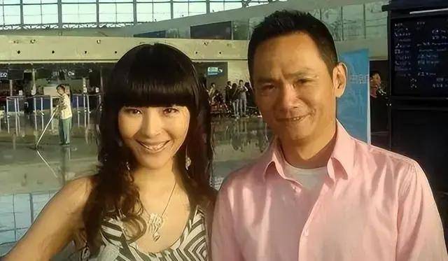在爱妻葬礼上哭到昏厥发誓永不再娶的果靖霖,现在怎样了_佟欣_妻子
