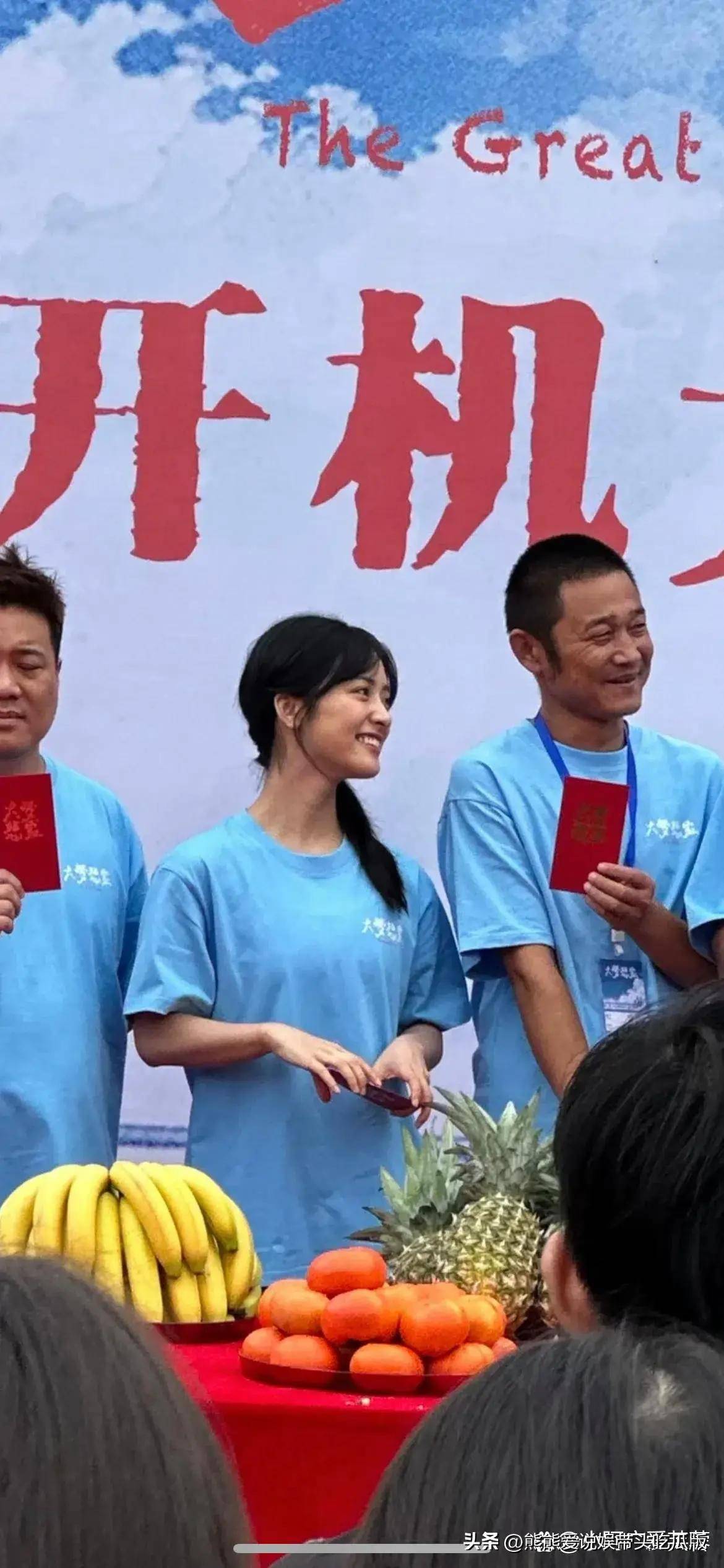 沈月新剧开机路透,她本人是很甜妹的类型,很娇小可爱!