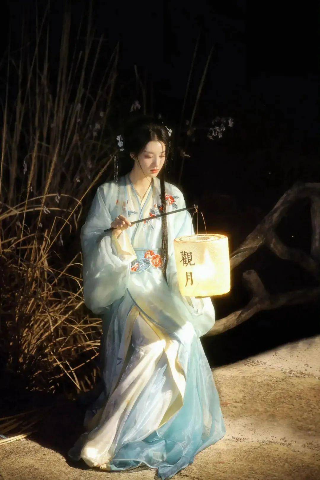 9位女明星提灯造型,赵丽颖笑容温暖,迪丽热巴黑衣霸气,她封神