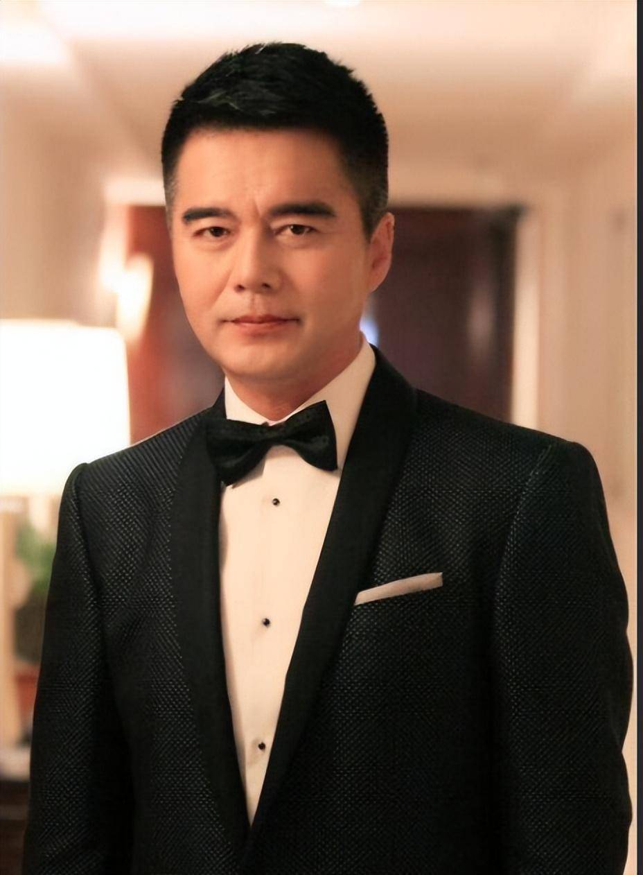 二婚的聂远,三婚的汪峰,四婚的许亚军,没赢过八婚的他!