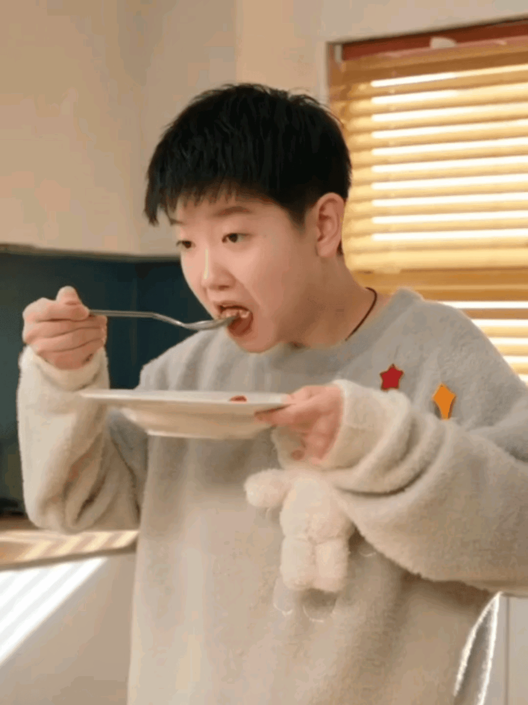 生日快乐!莎莎一出现,全身都是广告位,孙颖莎评论区笑麻了!