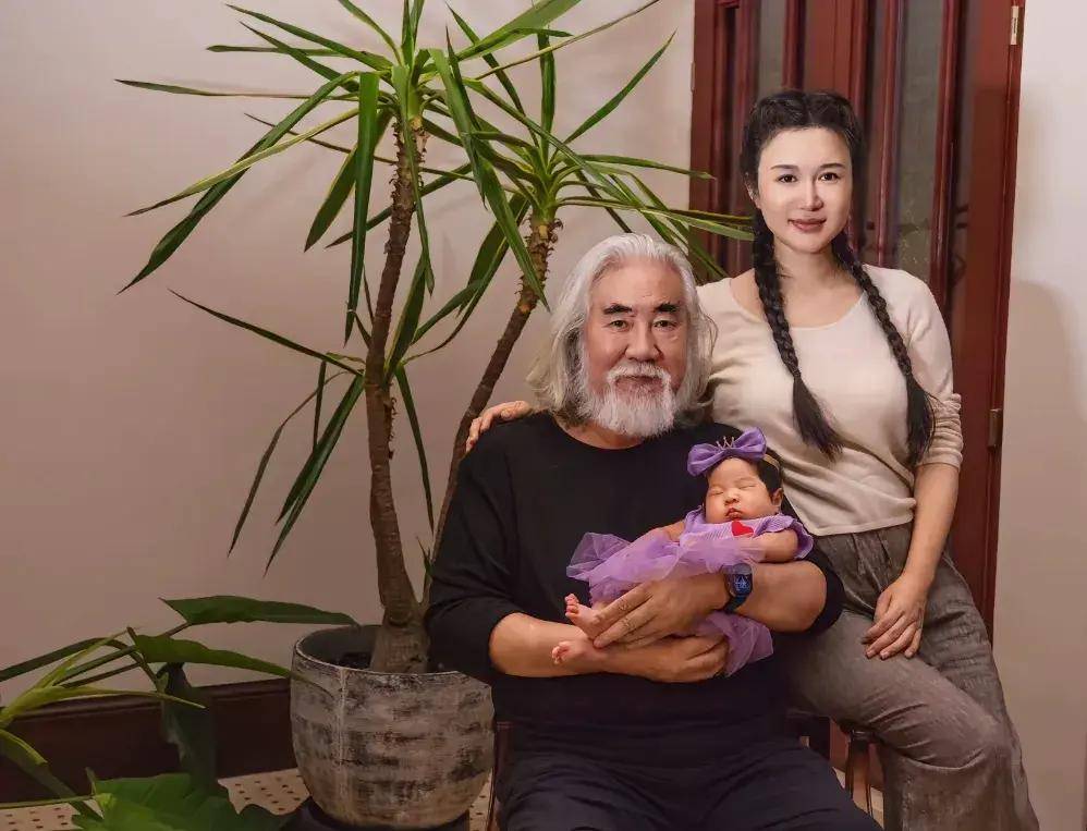 73岁张纪中女儿刚满月_田朴珺_和田朴_父女
