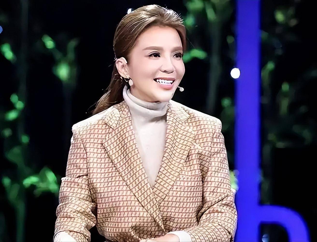 51岁央视主持人"朱迅"近况曝光,曾癌症缠身,她却选择向阳而生