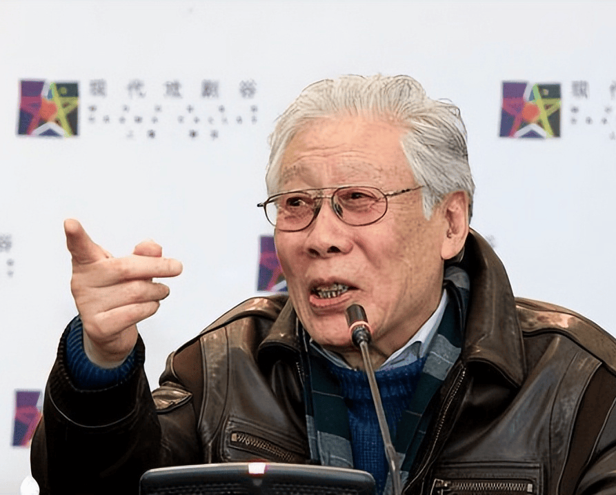 88岁老艺术家焦晃街头偶遇，烟不离手，衣服布满“痕迹”，小30岁妻子出镜_生活_话剧表演_胡玫
