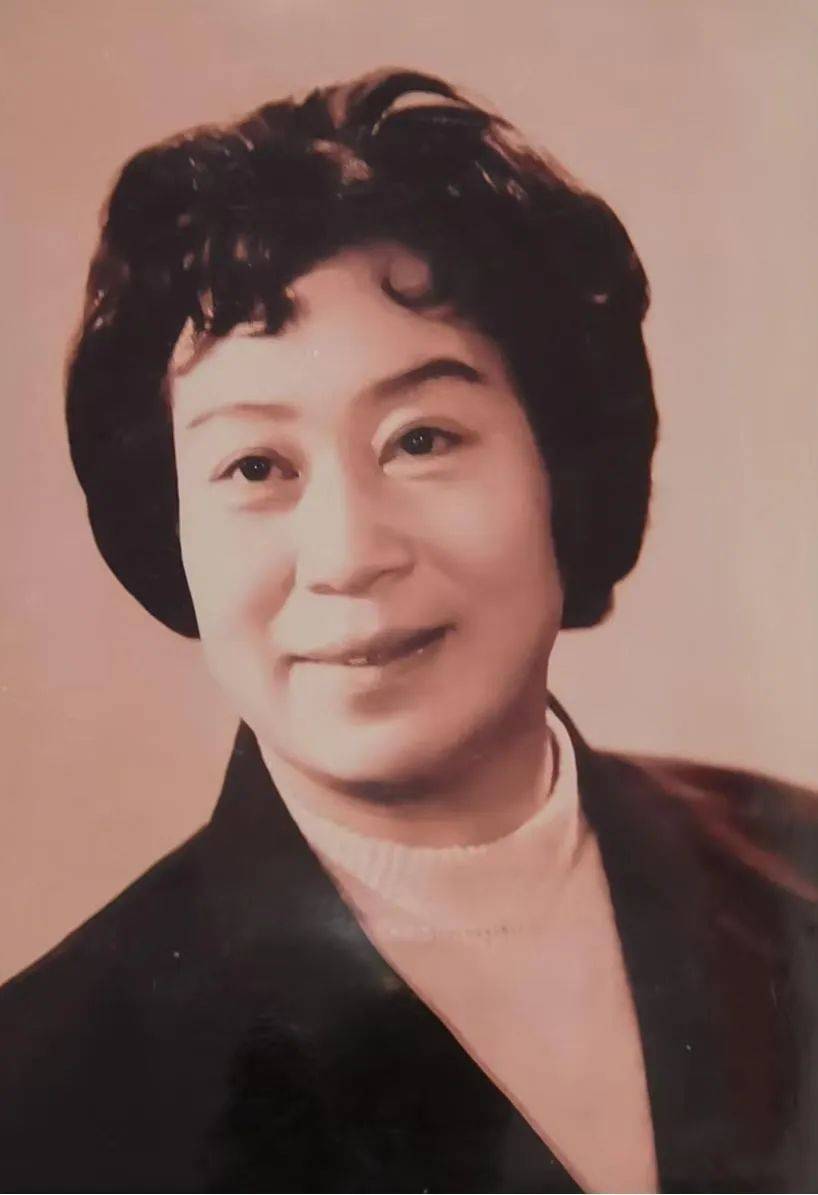 林玉梅先习王派而后程门立雪,得名家王瑶卿,梅兰芳,程砚秋指点的同时