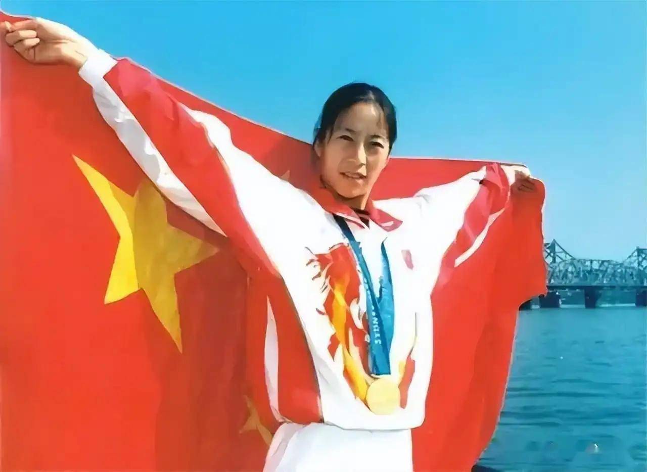 "孤独"的奥运冠军王丽萍:夺冠后,没有国旗披身,空手绕场庆祝
