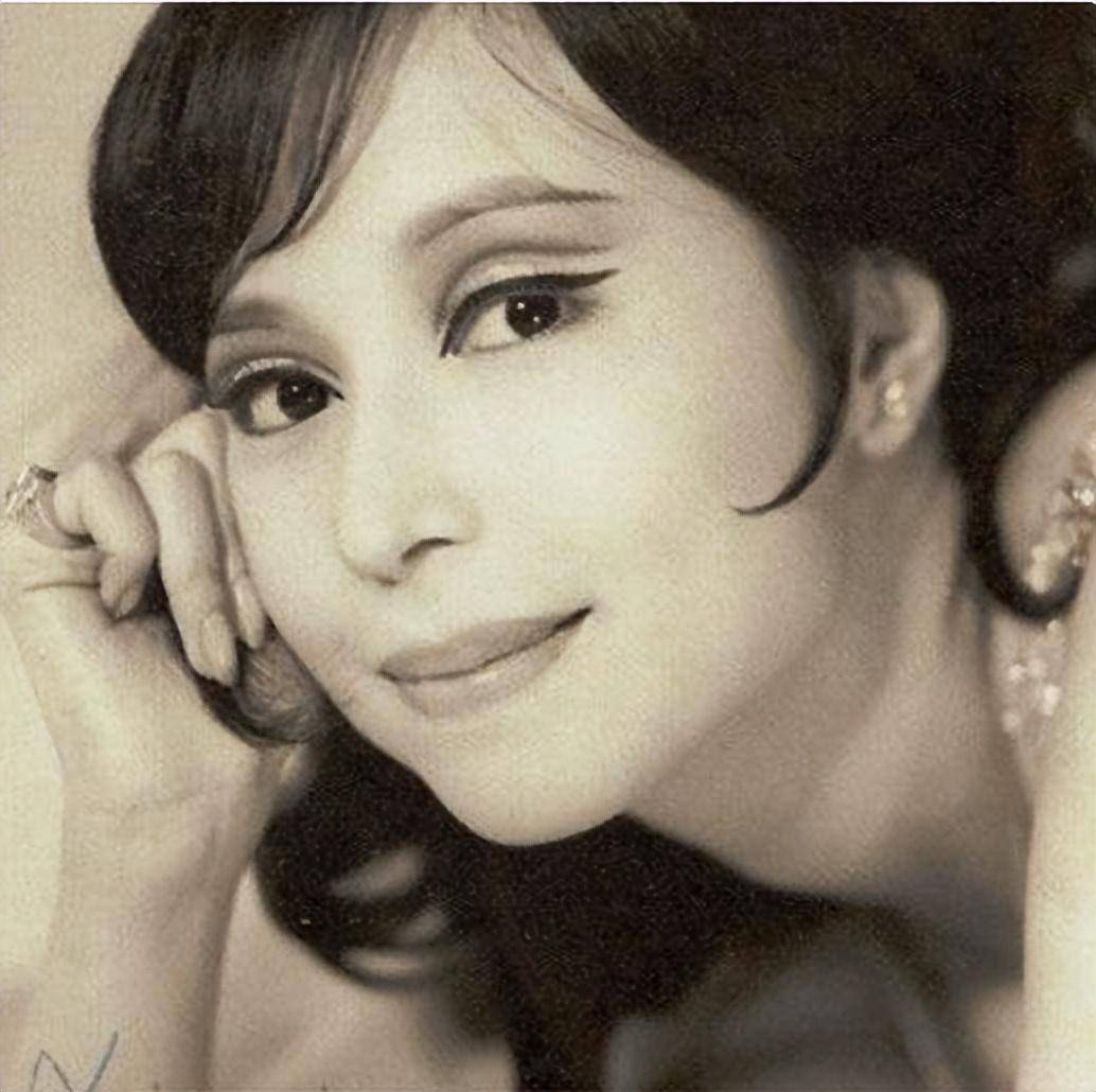 艳星转行当间谍,征服1000多个男人却退圈造卫星,不爱豪门爱祖国