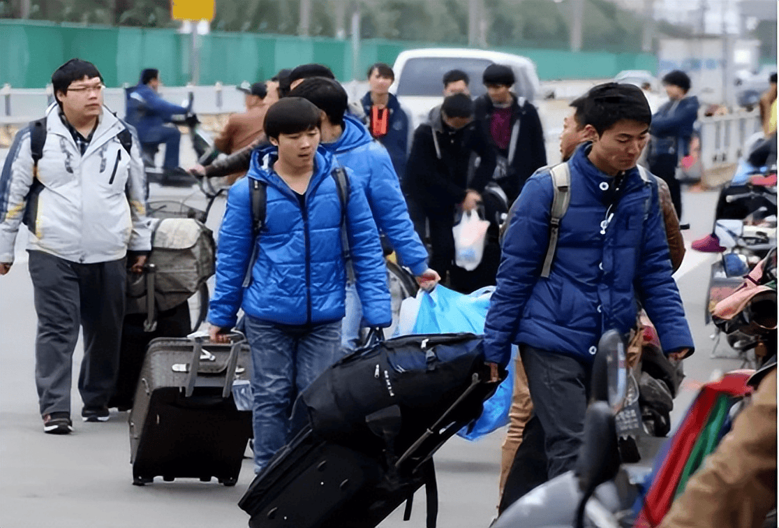 第一批打工人已经回家,行囊里装着怎样的故事?