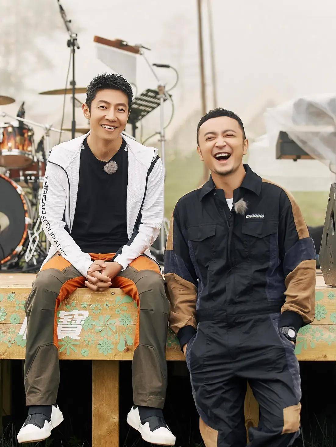 撒贝宁尼格买提太舞滑雪,被迫合影好无奈,两人一个比一个笑的假