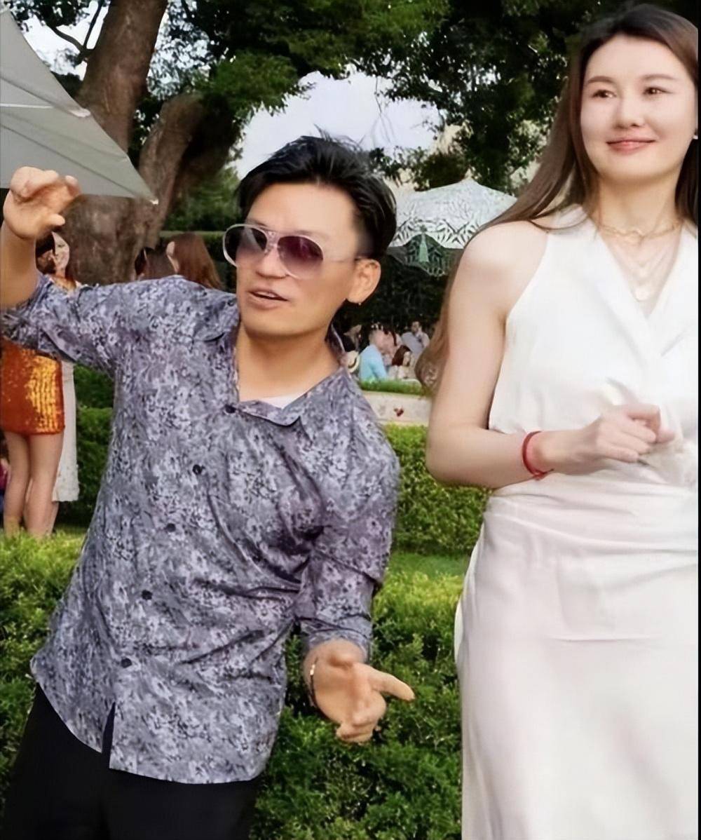 王宝强携女友聚餐,冯清开280万大g下车手拿茅台,二人身高差明显