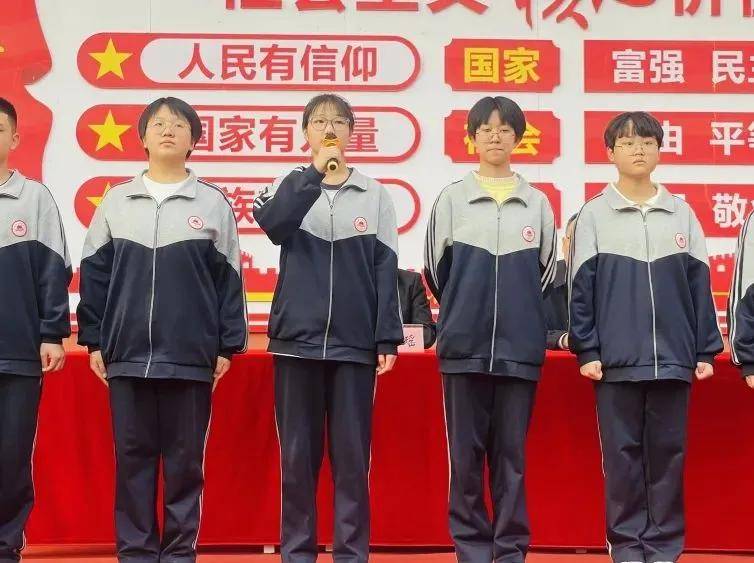 赵月霞老师宣读表彰名单,并组织颁发奖状.
