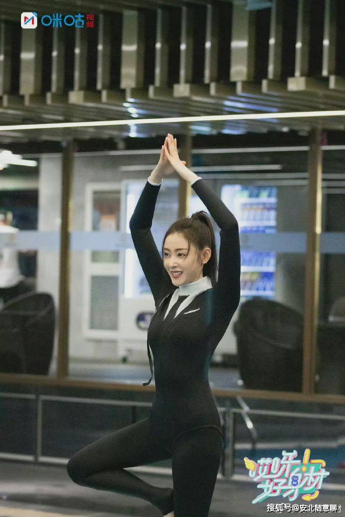 张天爱靠身材撑住礼服，身材曲线真好，果然瑜伽没白练_爱的_衣服_女性