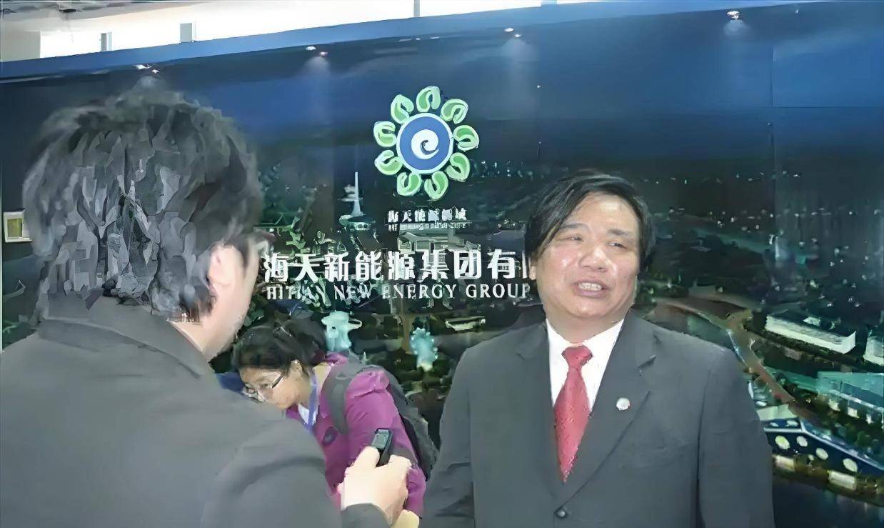给美国捐款7000万！叫嚣“中国穷和我无关”，如今报应终来了