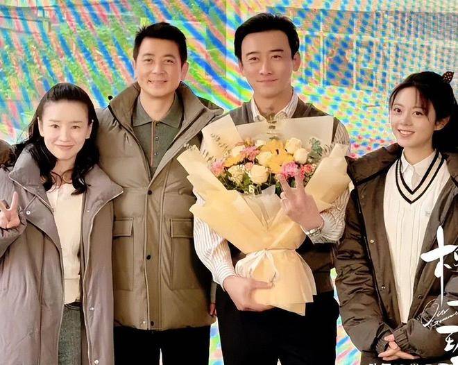 它不仅展现了过去那个美好年代的魅力,还传达了人与人之间最真挚的