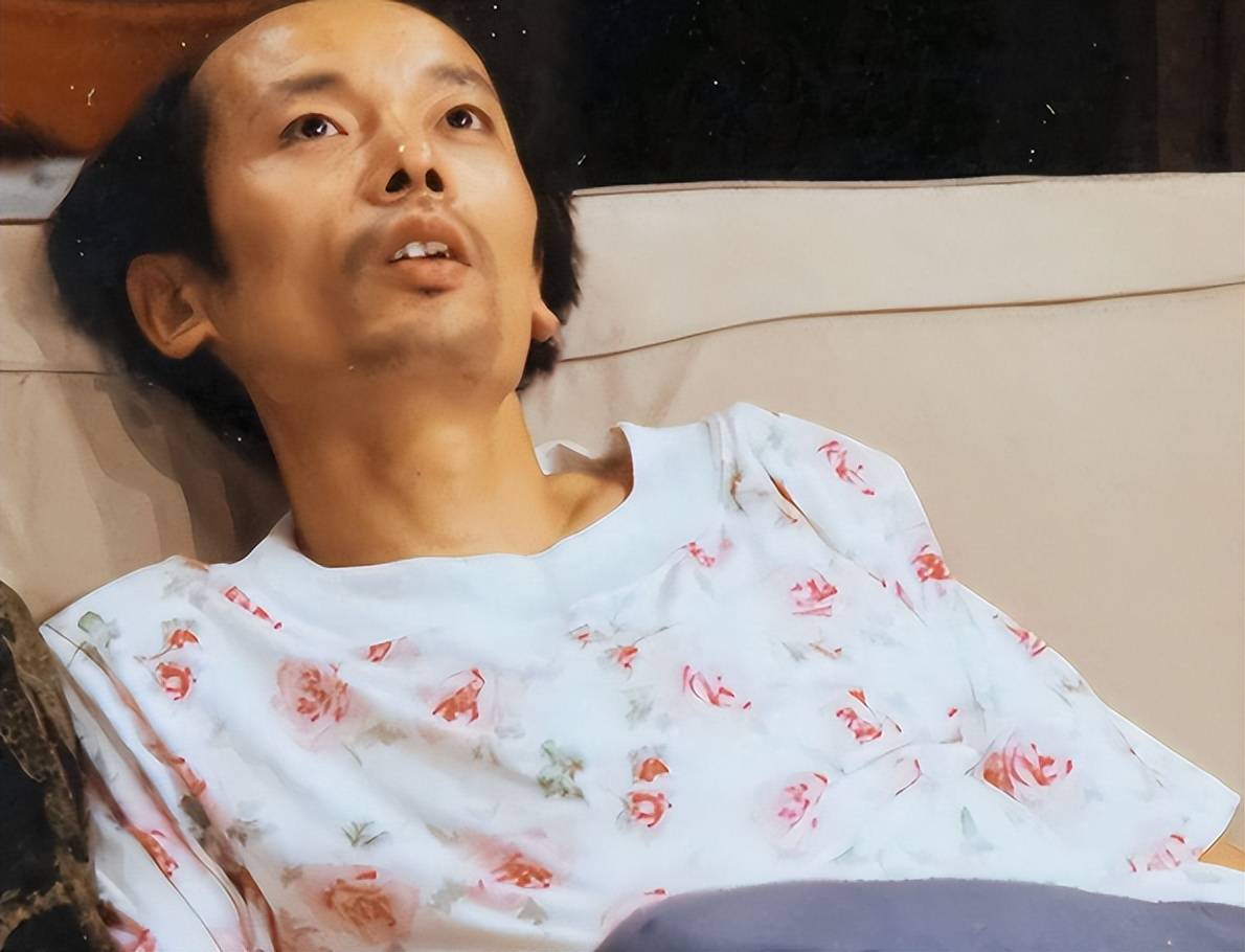 着一种"躺平"的人生态度,与葛优在演艺事业上取得的巨大成就形成了