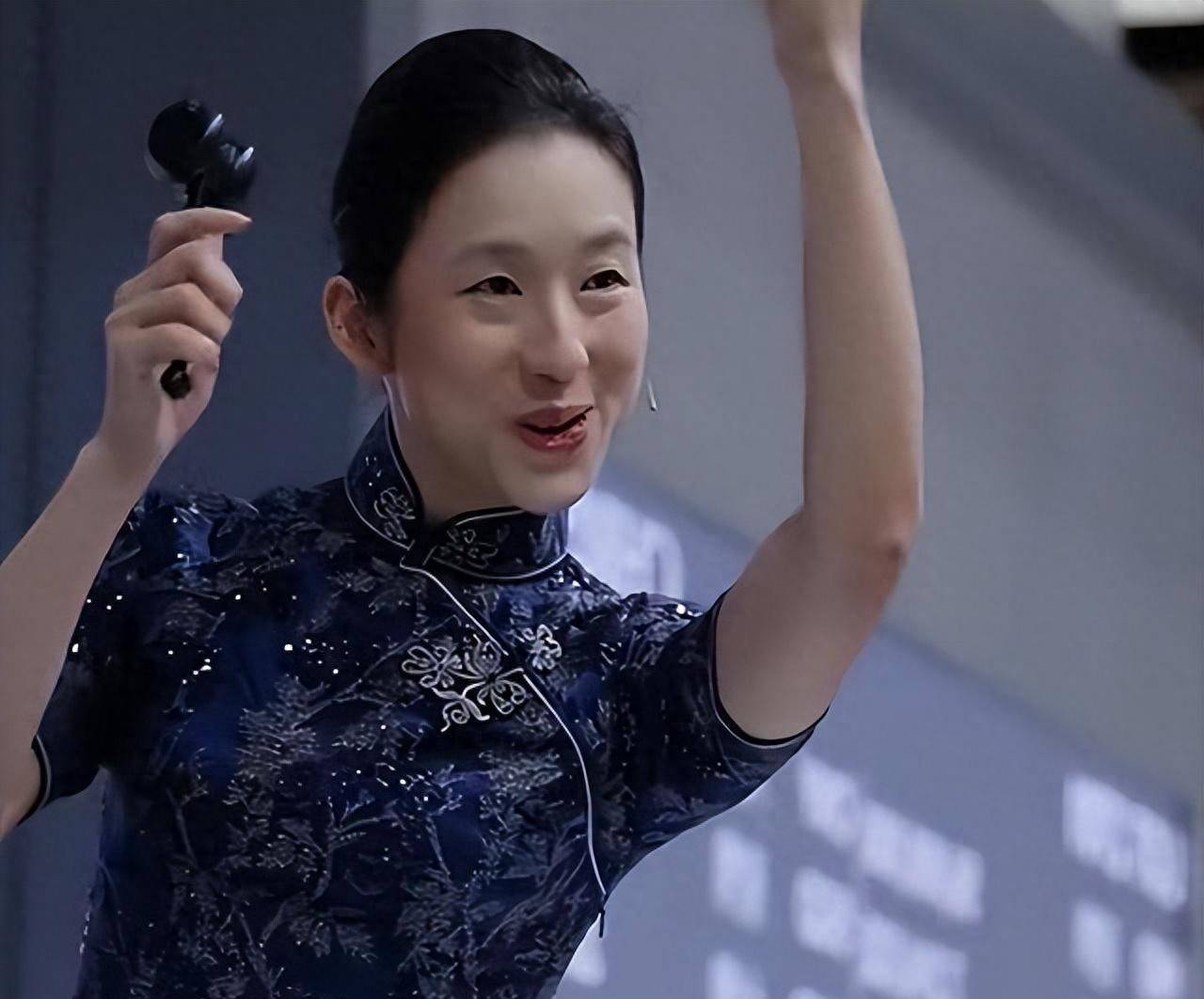 美哭了！38岁的她挥金如土，大手一挥就是千万，富豪们都乖乖听话_搜狐网