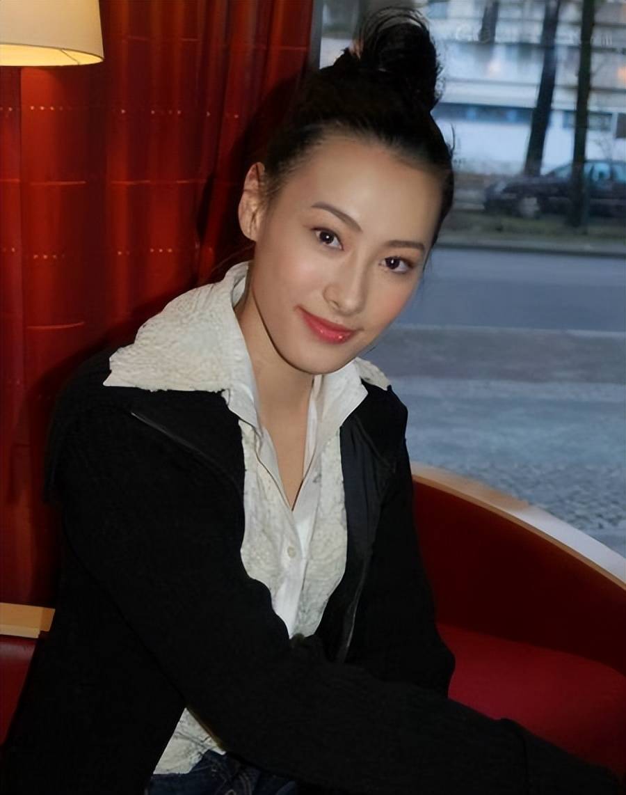 李泽楷要哭了,孩子妈梁洛施近照曝光与导演亲密同游,竟是男的!