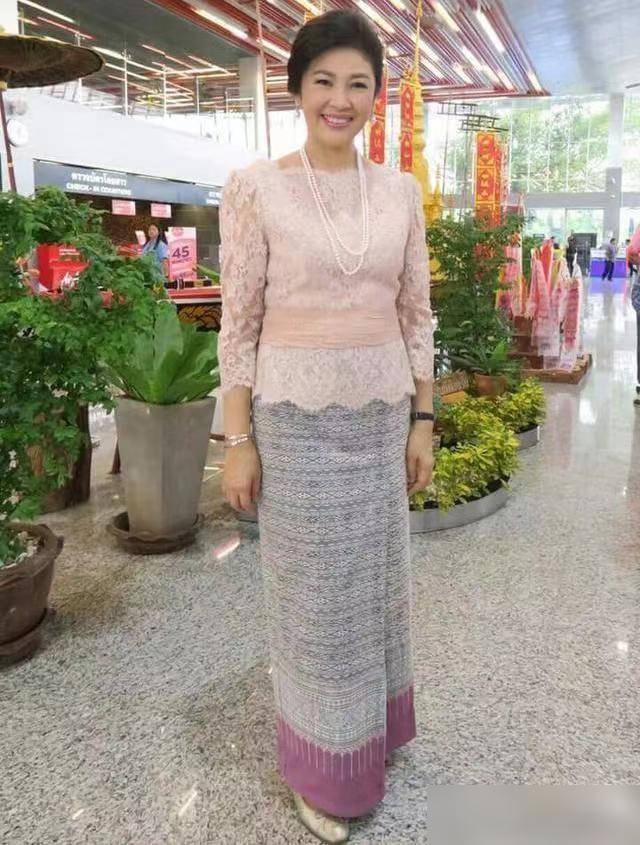 看了55岁英拉的穿搭,我发现:女人还是胖点穿衣才丰腴得体显贵气