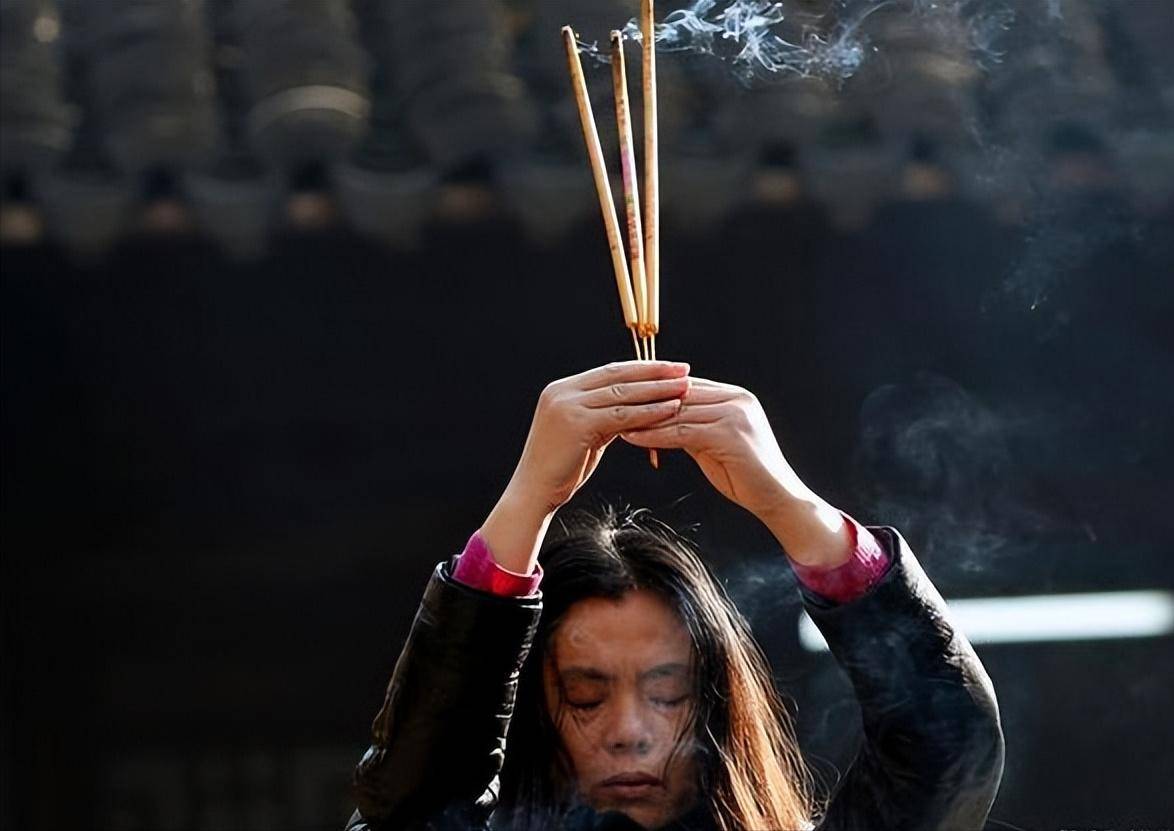 上香时到底用哪只手呢?很多人都弄错了