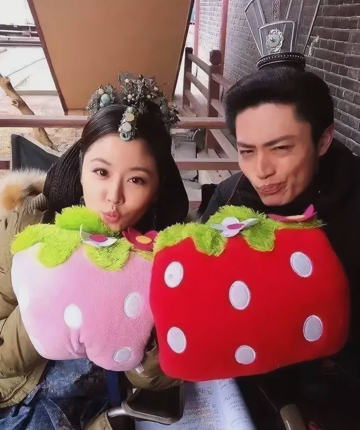 霍建华林心如低调现身!爱女演出甜蜜比心神情紧张,全程盯着女儿