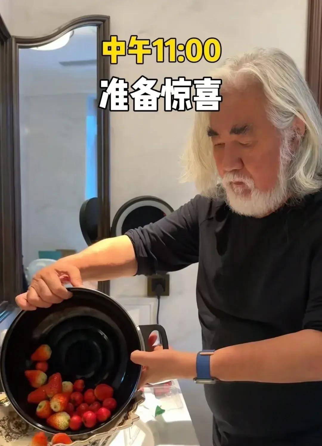 73岁张纪中凌晨五点起床为老婆泡茶做早餐,吃药暴露身体真实情况