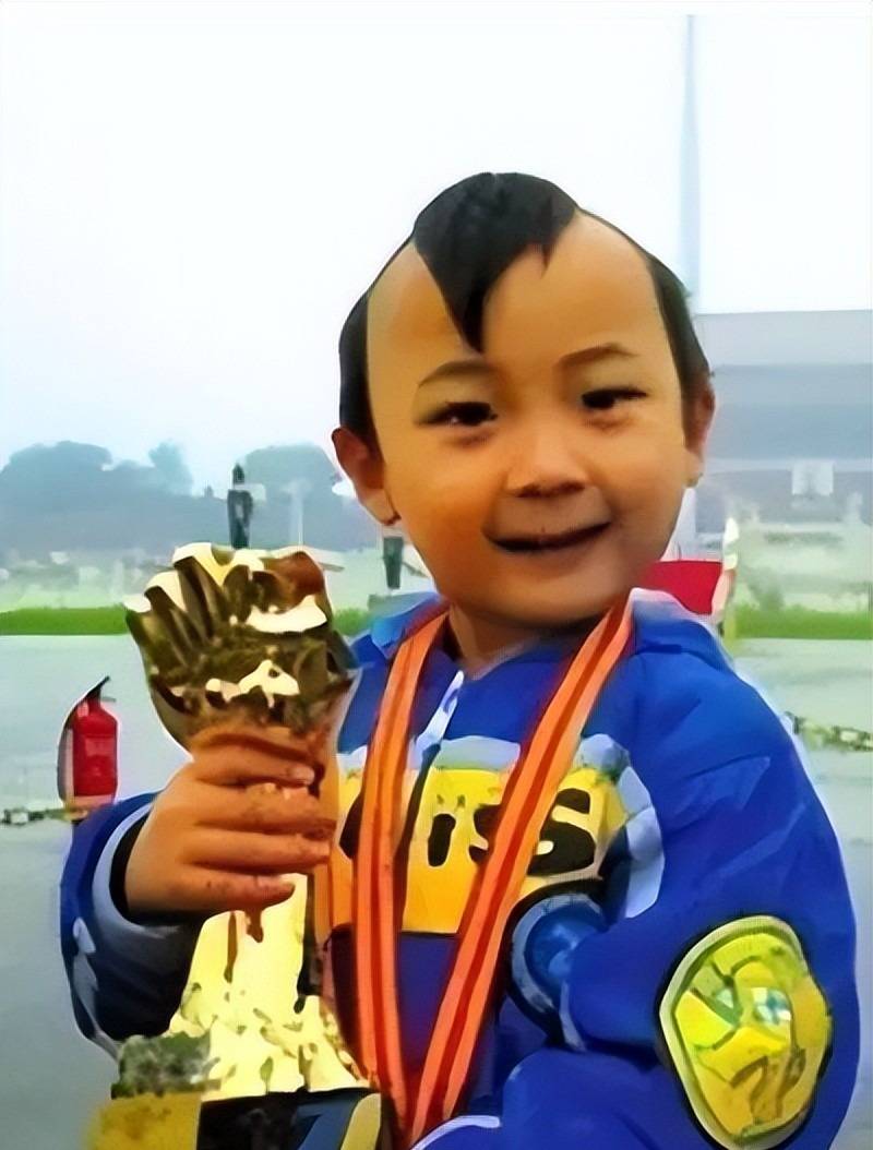 原创6岁上春晚8岁就去世被父母吸干血的邓鸣贺悲剧谁来买单