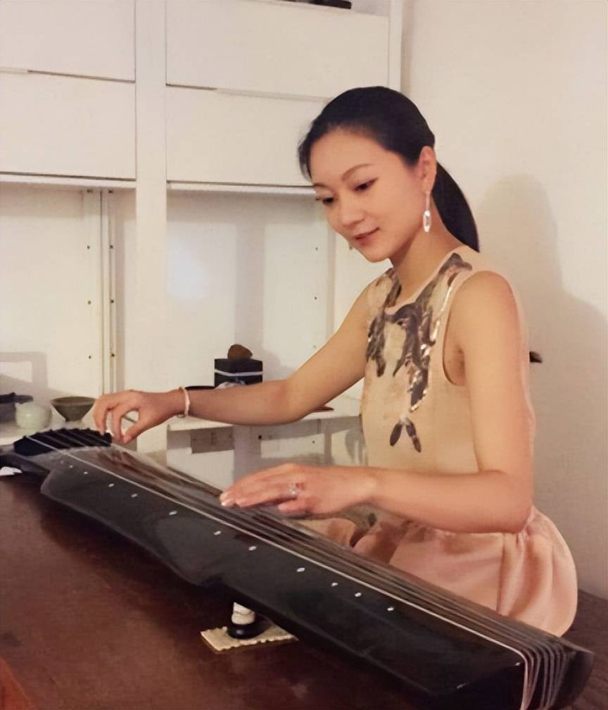 陈婷:19岁为张艺谋退学,五年生下三个孩子,如今独得张艺谋芳心!