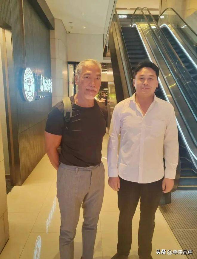 61岁港星张耀扬被捕获满头白发依然型爆,曾惹同性传闻感情成谜_网友_大赞_现年
