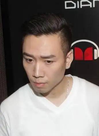 郭永淳是永安的太子爷,两人一见面就陷入热恋中.拍拖几个月之后,才