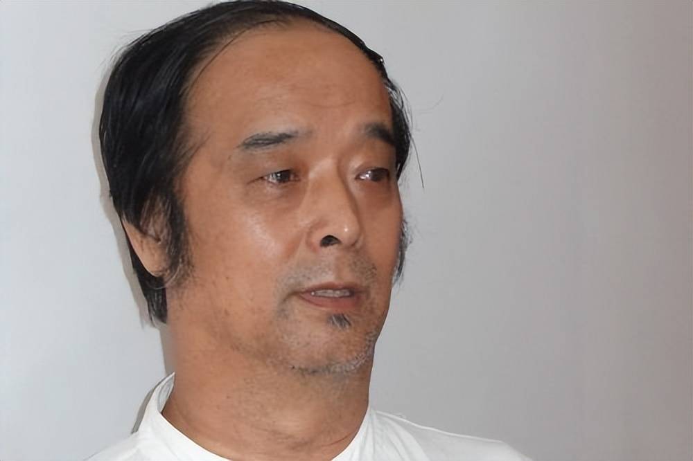 在陈氏三兄妹中,大哥陈布达过着与演艺圈完全不同的生活.