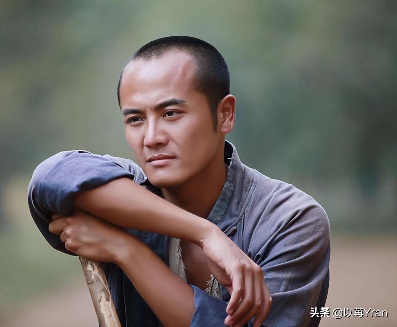 2020年,他与表哥张嘉译第三次合作,出演了电视剧《装台》.