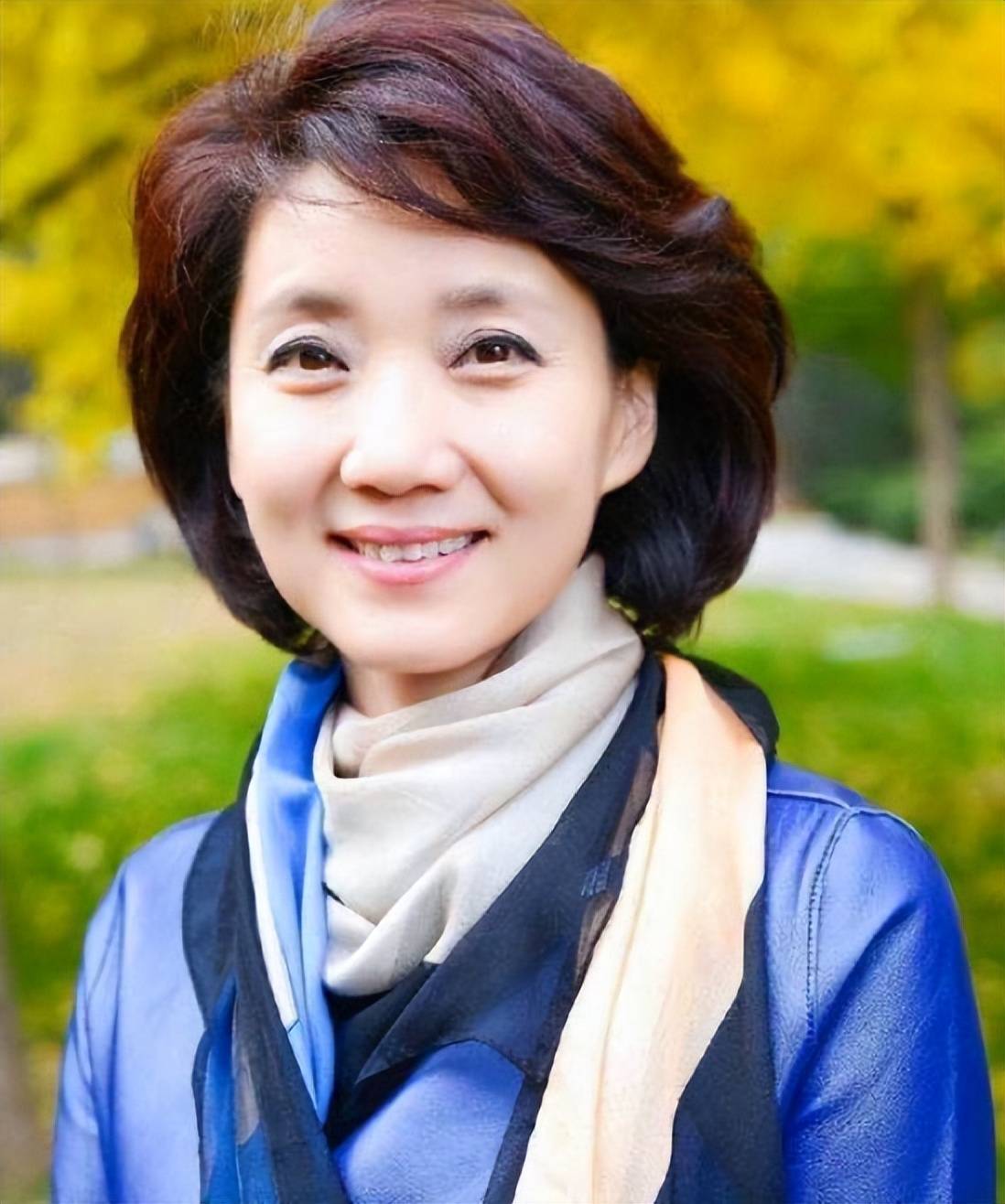 事实证明,42岁再婚嫁大十岁省委书记的李修平,已走上另一条大道