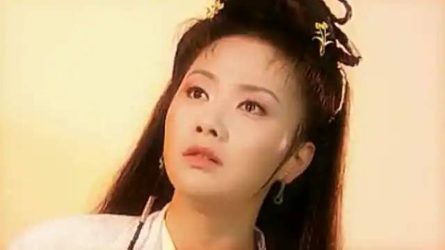 马雅舒顺利晋升为当红女星,同时也成了很多人心中真正的"白莲花"