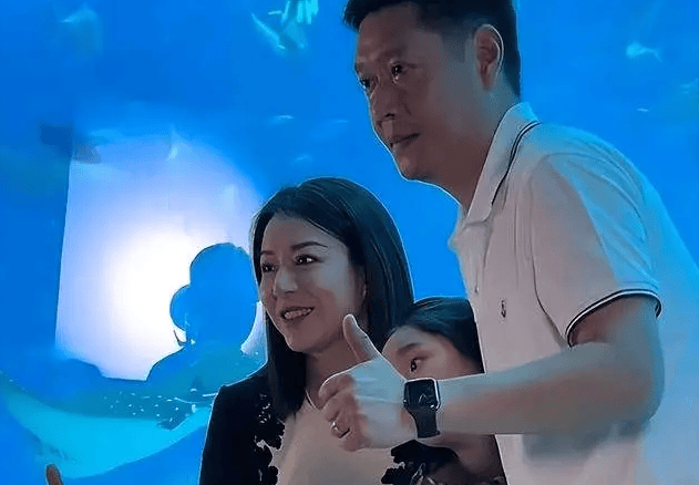 在一次采访中,他深情地感谢妻子一直以来的陪伴和支持,称她是自己最