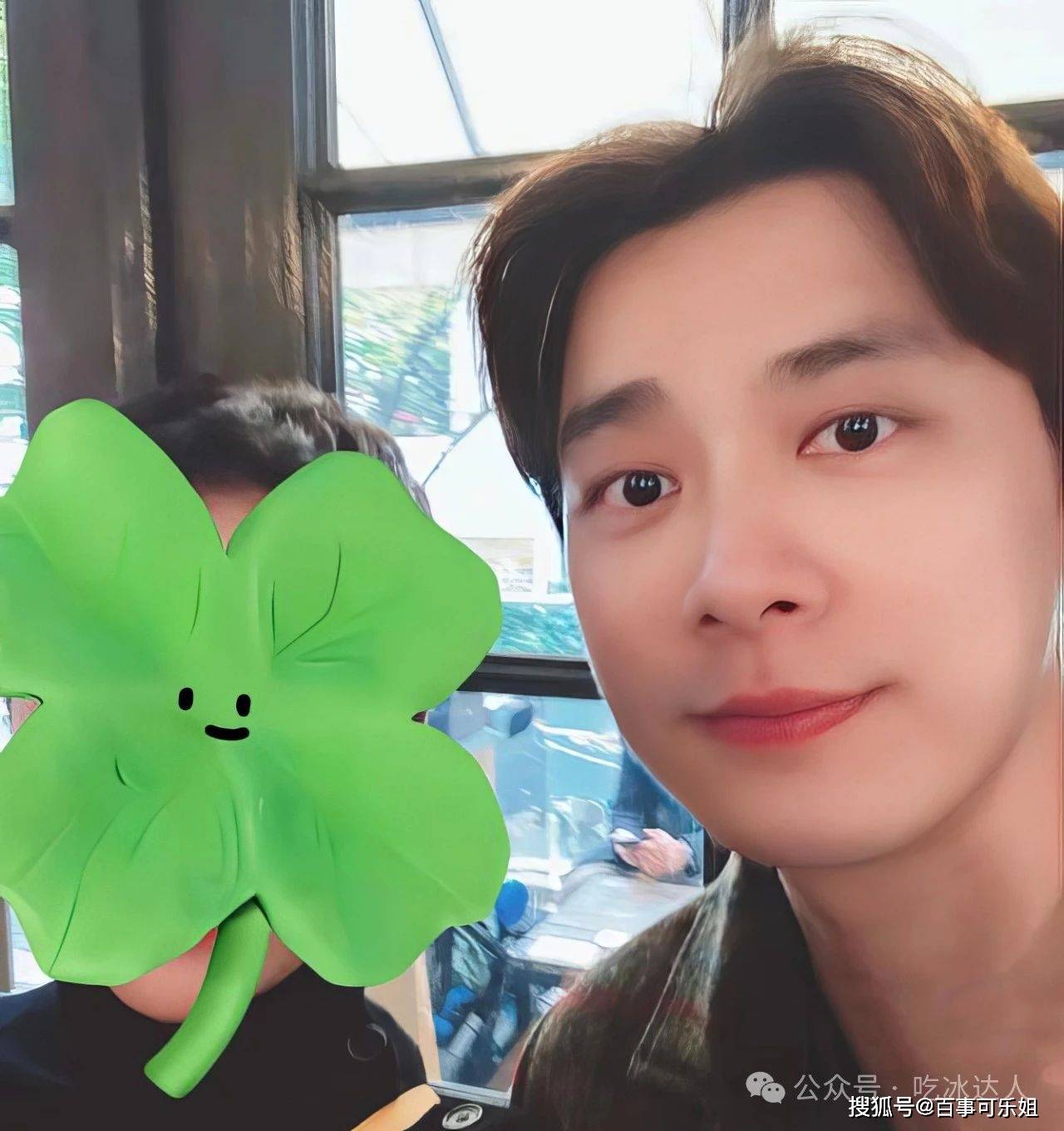 李易峰东港行被网友偶遇,发型清爽似高中生,高铁上暖心换座.