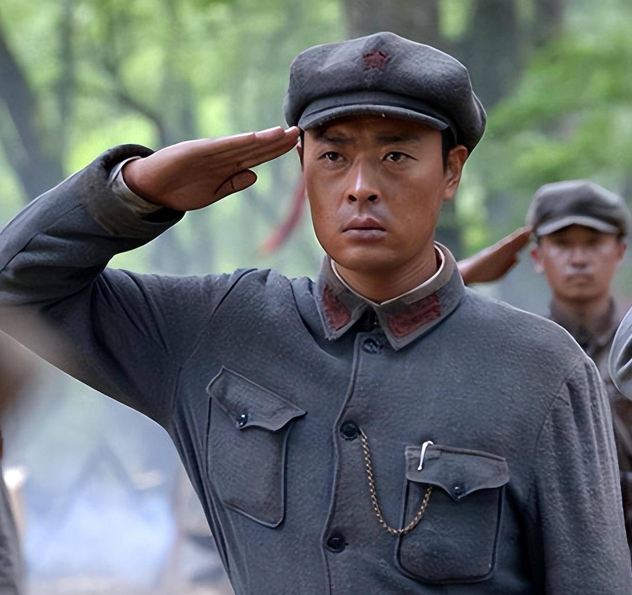 他曾遭导演侮辱被逼跳楼,靠妻子走出低谷,却隐瞒妻子一件事4年