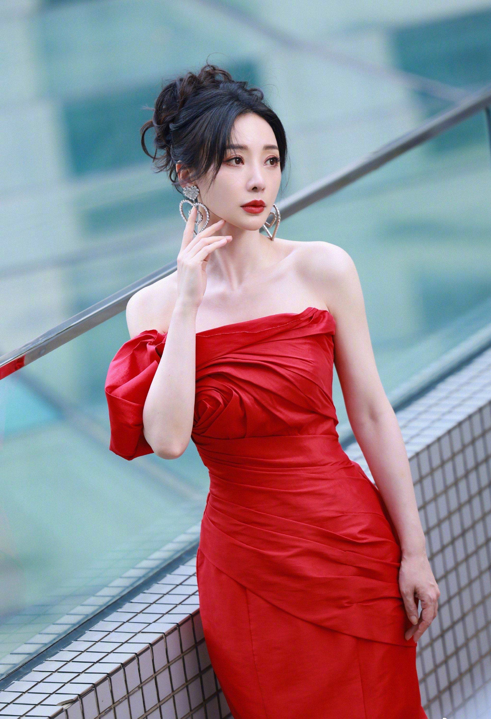 柳岩,身材也太饱满有料了!