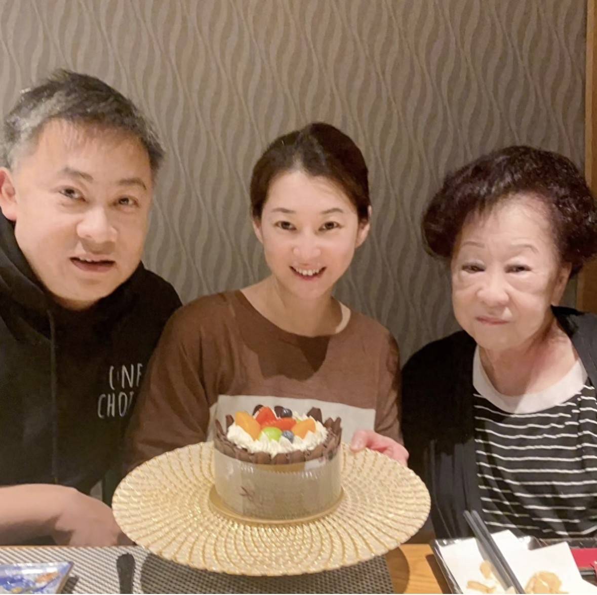 港姐陈伶俐:当过名嘴,再婚携子嫁入豪门,婆媳关系融洽获幸福_刘颂铭_婆婆_生日