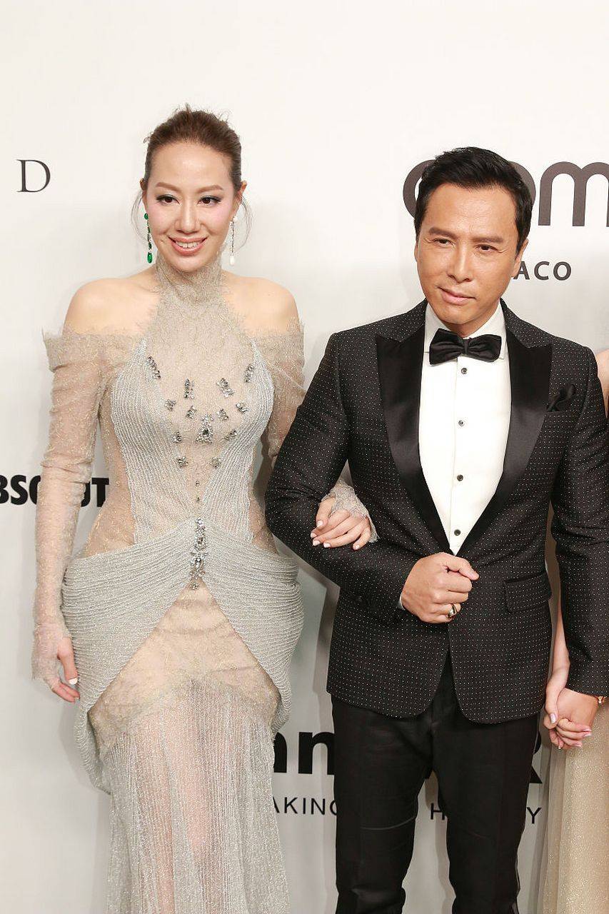 甄子丹夫妇澳门看格斗,小18岁超模老婆穿豹纹,气场比他还强大!